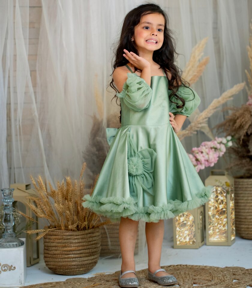 Green dress with back bow embroidery - Image 2