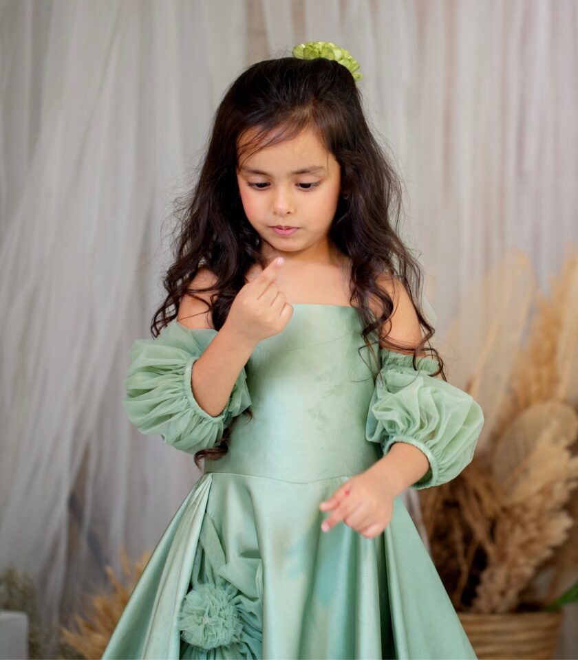 Green dress with back bow embroidery - Image 3