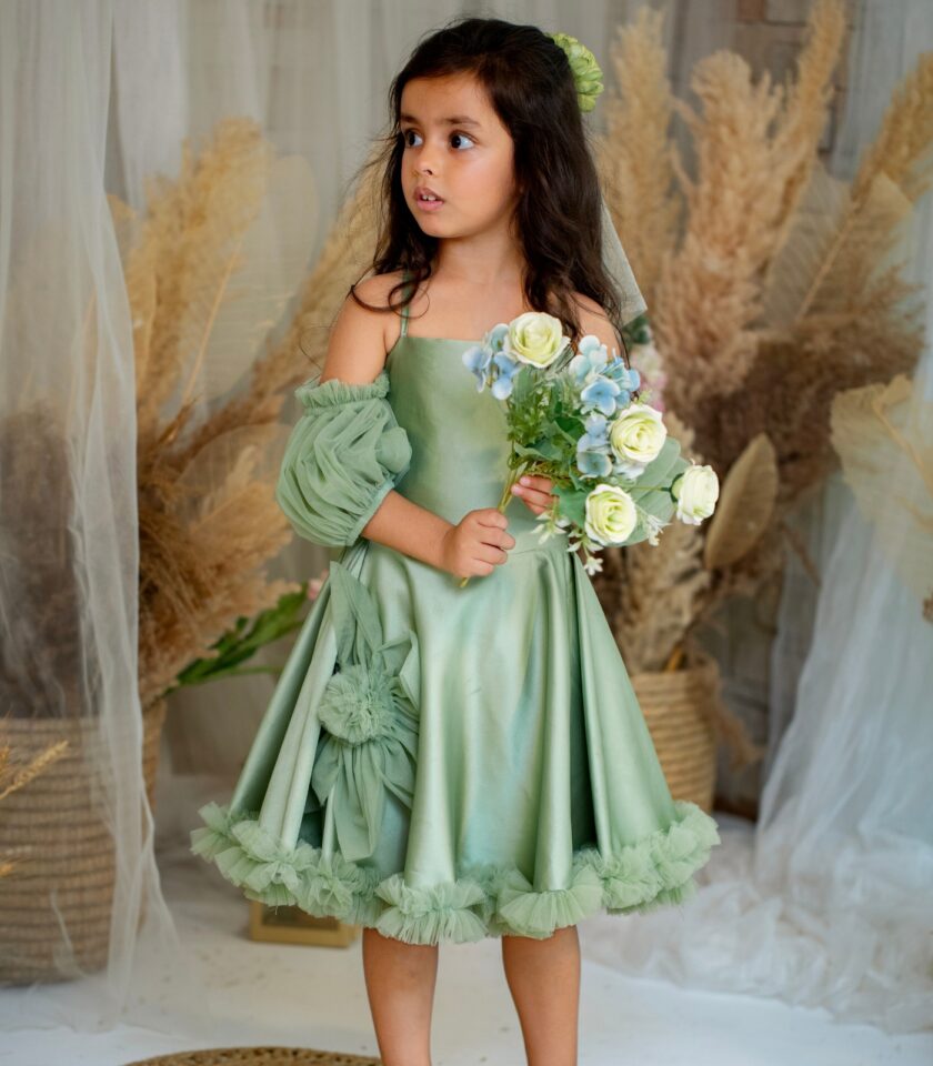 Green dress with back bow embroidery - Image 5