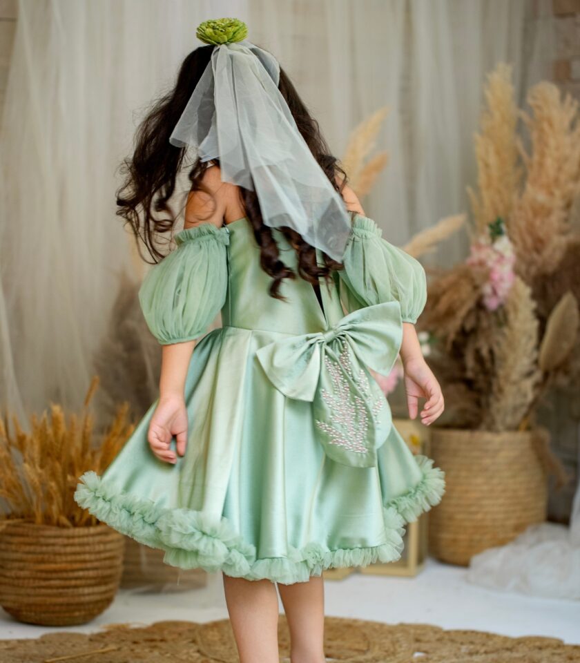 Green dress with back bow embroidery - Image 6
