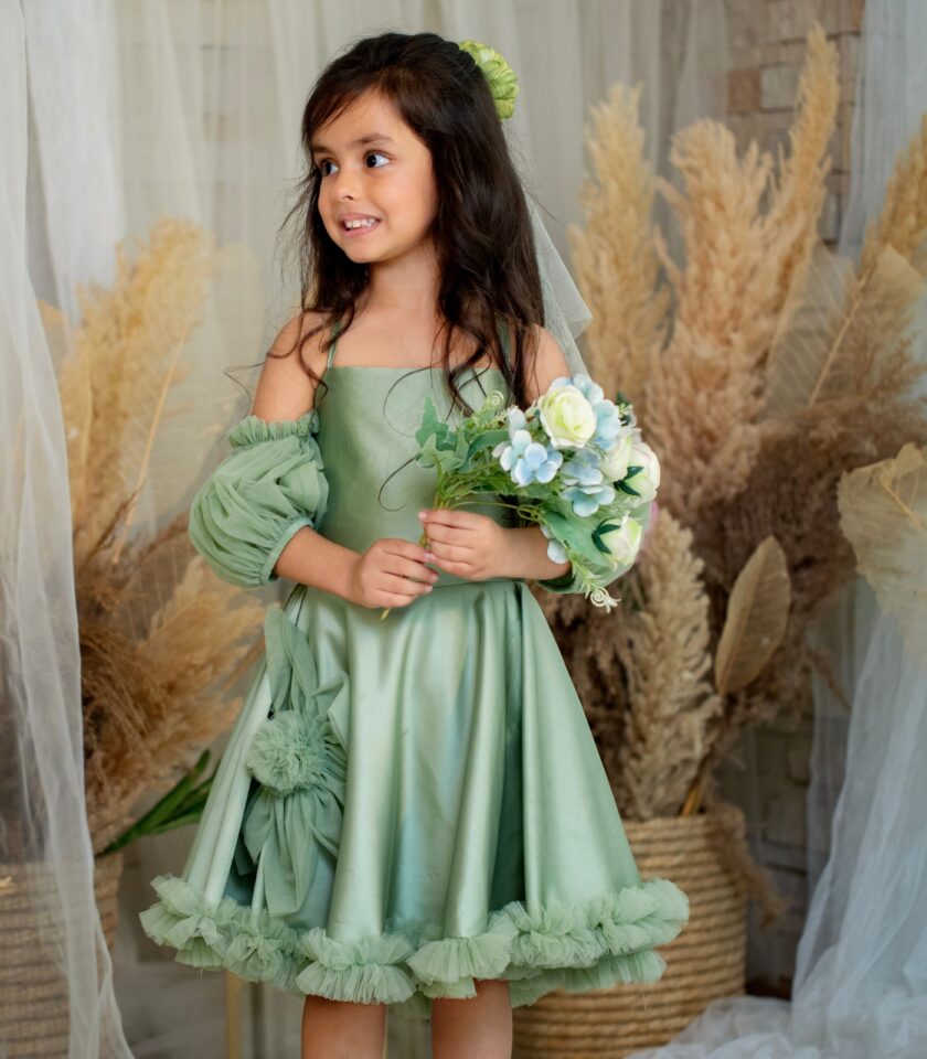 Green dress with back bow embroidery - Image 7