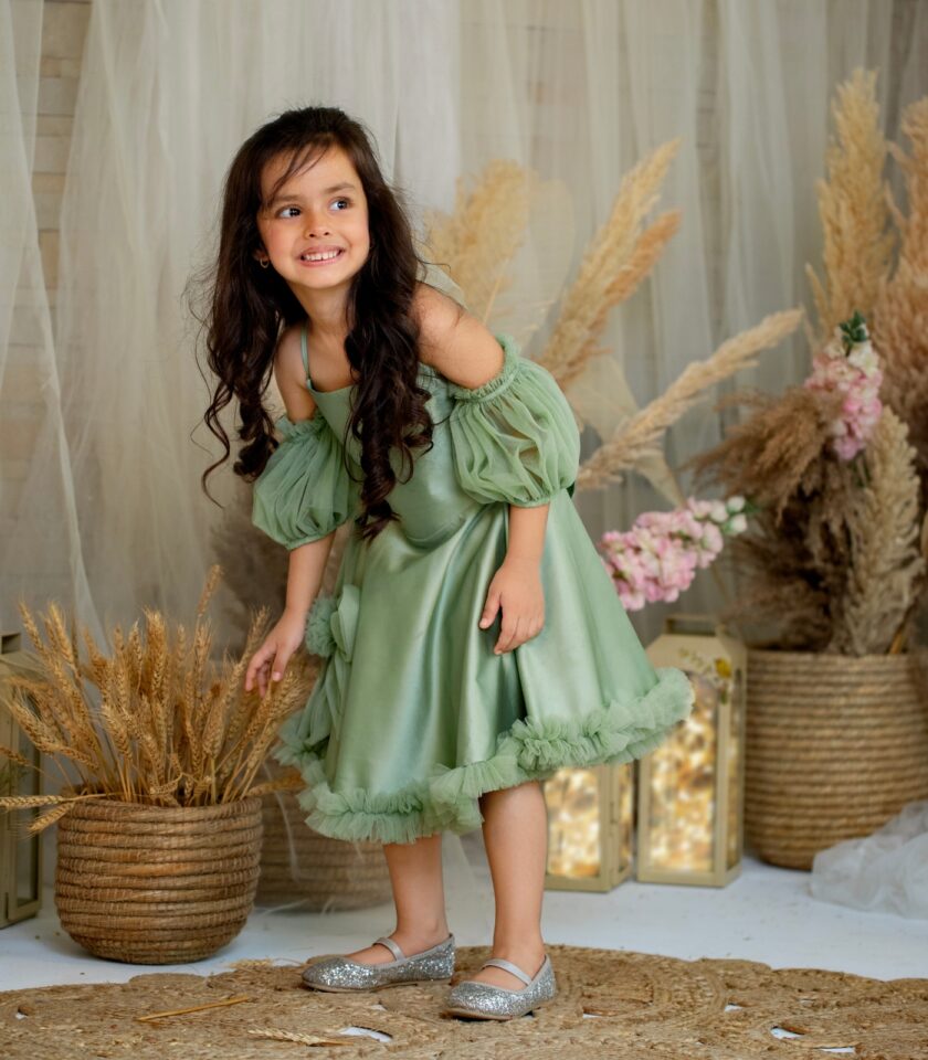 Green dress with back bow embroidery - Image 8